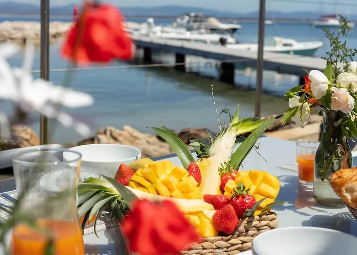 La Roche, Cabanon Cosy Les Pieds Dans L'eau Avec Vue Exceptionnelle Casa vacanze *