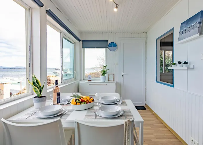 Casa vacanze La Roche, Cabanon Cosy Les Pieds Dans L'eau Avec Vue Exceptionnelle Hyères