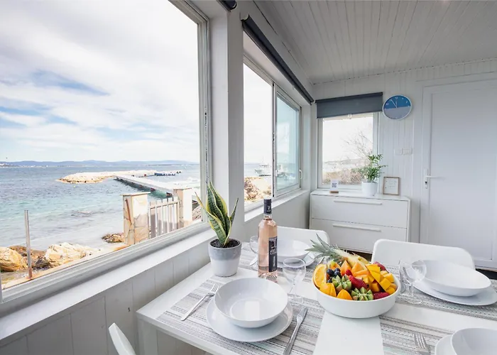 La Roche, Cabanon Cosy Les Pieds Dans L'eau Avec Vue Exceptionnelle